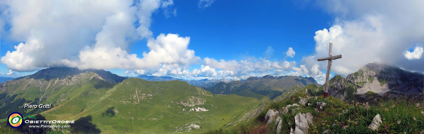 35 Passo di Gabbia (2070 m), sole in Val Vedra, nuvoloni sul Mandrone e in Corna Piana.jpg